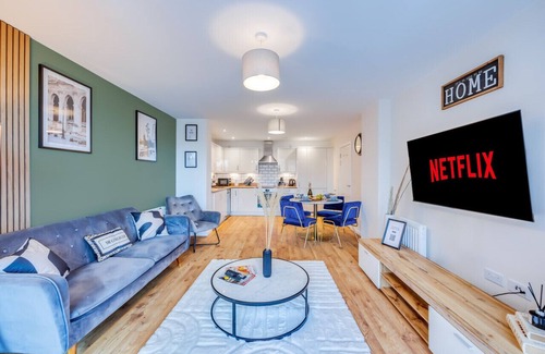 Milton Keynes House | Stunning Canal Side Apartment Prime Location Balcony Free Parking Sky TV