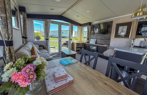Hopton on Sea House | Stunning caravan with decking at Haven Hopton-on-Sea ref 80007L