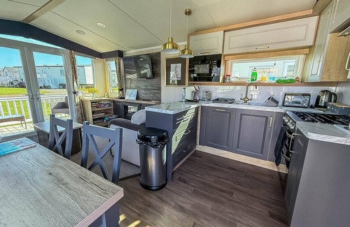 Hopton on Sea House | Stunning caravan with decking at Haven Hopton-on-Sea ref 80007L