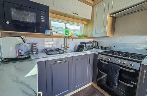 Hopton on Sea House | Stunning caravan with decking at Haven Hopton-on-Sea ref 80007L