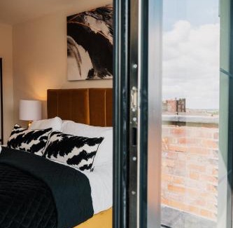 Birmingham City Centre Apartment | Stunning City views Rooftop Family Contractors