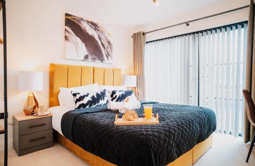 Birmingham City Centre Apartment | Stunning City views Rooftop Family Contractors