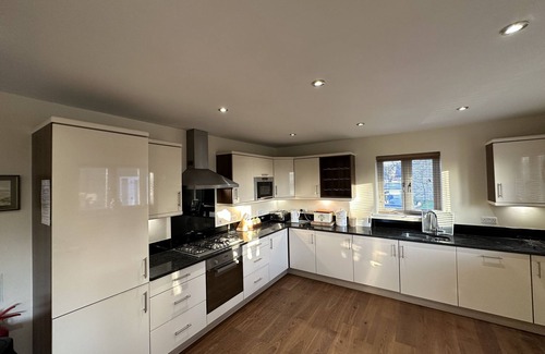 Filey Apartment | Stunning Coastal Cottage - Sleeping 8 in 4 Bedrooms - Pool and Beach Access Included.