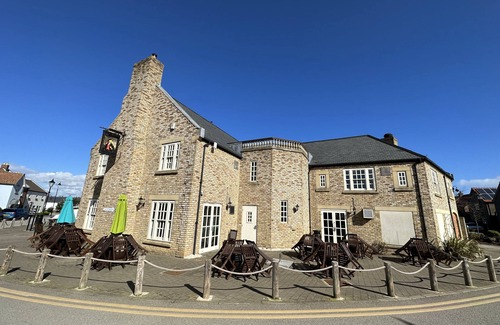 Filey Apartment | Stunning Coastal Cottage - Sleeping 8 in 4 Bedrooms - Pool and Beach Access Included.