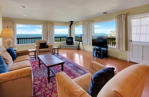 La Selva Beach Cottage | Stunning Coastal Cottage w/Panoramic Views of Monterey Bay! 6 Miles from Town