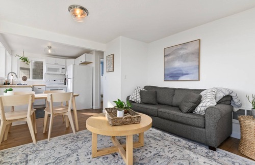 Tillamook House | Stunning Coastal Views, *Pet Friendly*, Overlooking Oceanside Beach State Park, New Décor Throughout