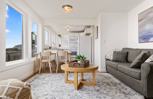 Tillamook House | Stunning Coastal Views, *Pet Friendly*, Overlooking Oceanside Beach State Park, New Décor Throughout