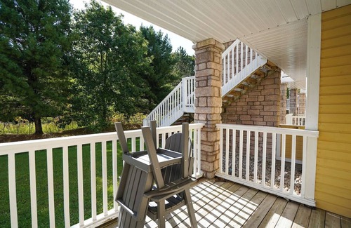 Oro-Medonte Condo | Stunning Condo with Access to Pool