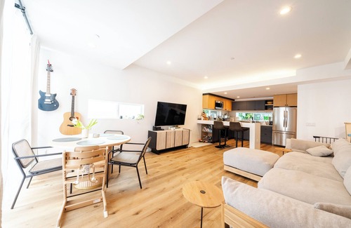 Westlake Condo | Stunning Contemporary Townhome in Central LA on Border of Silverlake & Echo Park