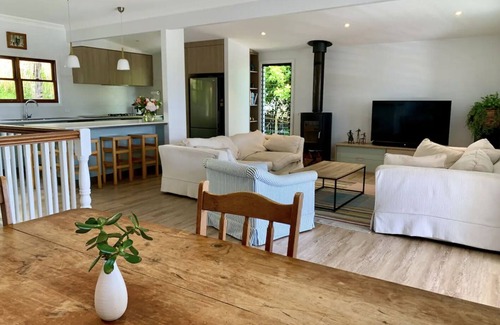 Yamba House | Stunning couples luxury beach house! Walk everywhere! wifi+fire+parking+garden!