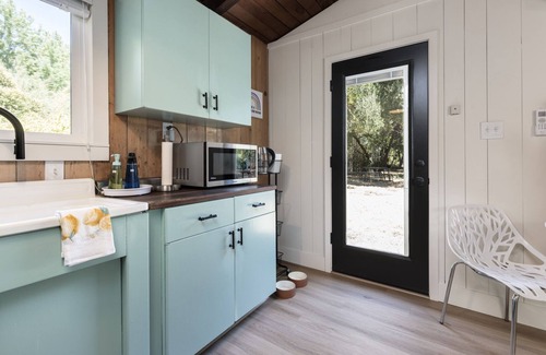 Chico Cottage | Stunning Cozy Cottage!-5 Minute Walk to Bidwell Park