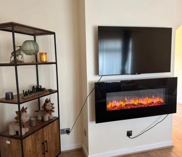 Aberdeen House | Stunning cozy three bedroom house near ARI