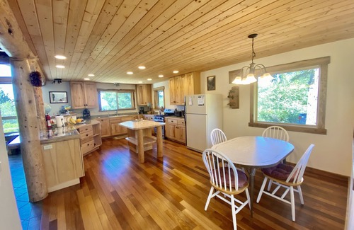 Brookings Cabin | Stunning Custom Cabin in the woods; Mountain and Ocean Views!