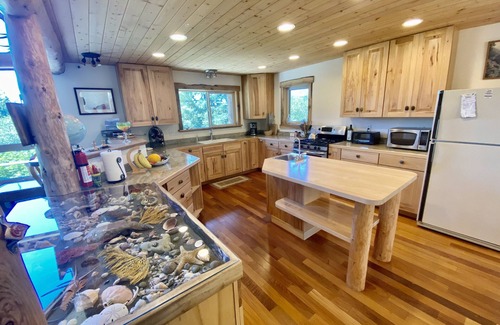 Brookings Cabin | Stunning Custom Cabin in the woods; Mountain and Ocean Views!