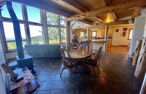 Brookings Cabin | Stunning Custom Cabin in the woods; Mountain and Ocean Views!