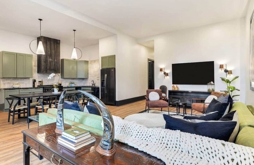 Faubourg Lafayette Hotel | Stunning, Designer Historic Home | Heated Pool
