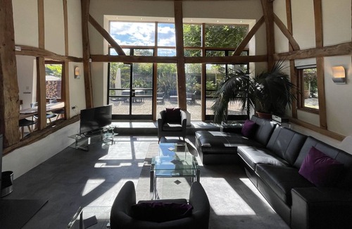 Ashford House | Stunning Detached Barn Conversion in great location