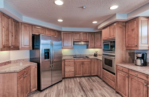 Redington Shores Condo | Stunning Direct Beachfront Corner Condo, Dog Friendly, Pool & 2 Hot Tubs
