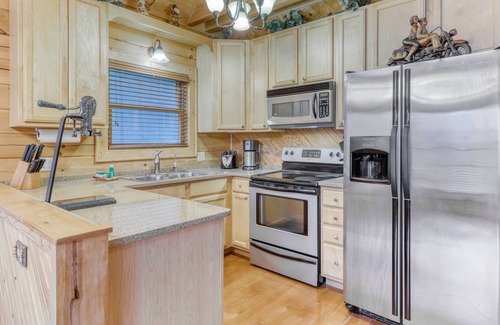 Otto Cabin | Stunning, dog-friendly cabin w/beautiful views, wrap-around deck, and gas grill