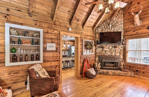 Walnut Mountain House | Stunning Ellijay Cabin with Community Amenities