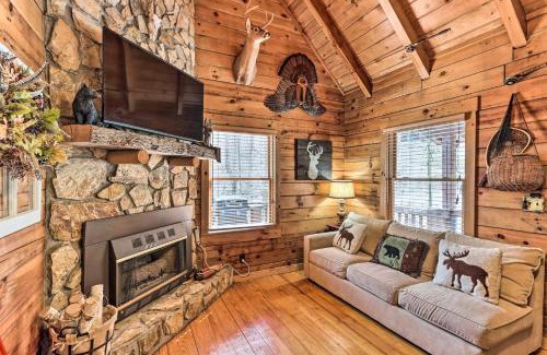 Walnut Mountain House | Stunning Ellijay Cabin with Community Amenities