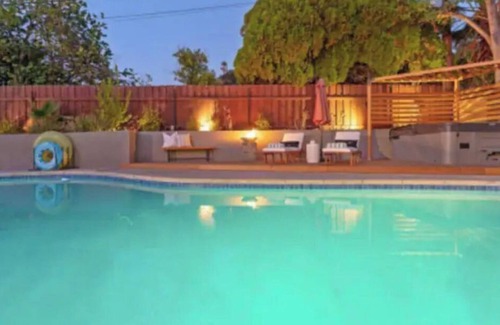 Woodland Hills House | Stunning Entertainers dream Home w/Pool Hot-tub