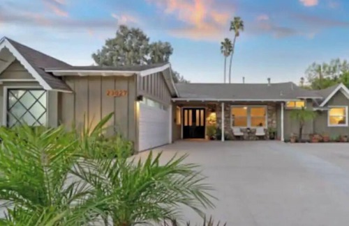 Woodland Hills House | Stunning Entertainers dream Home w/Pool Hot-tub