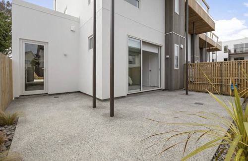 Paraparaumu House | Stunning executive family home! Ocean views, 2 min walk to the beach, elevator!