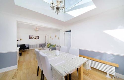 Dagenham House | Stunning Family Bungalow With Private Parking