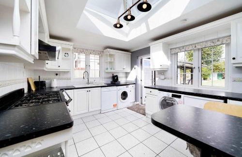 Dagenham House | Stunning Family Bungalow With Private Parking