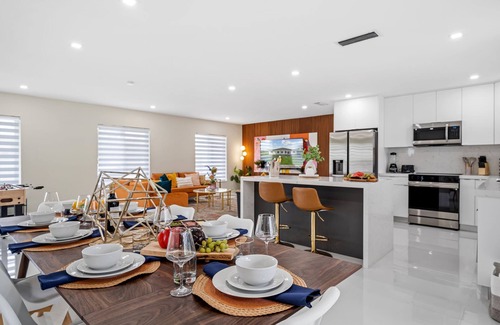 Westchester House | Stunning Family Fun Oasis With Heated Pool, Hot tub & King Bed