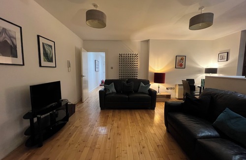 Chinatown Apartment | Stunning Family Loft Style Apartment, City Centre, L1,