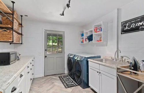 Lynn House | Stunning Farmhouse Log Cabin RIVER!