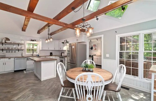 Lynn House | Stunning Farmhouse Log Cabin RIVER!