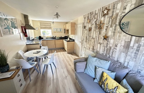 Filey Cottage | Stunning First Floor Coastal Apartment - Sleeping 4 in 1 Bedroom - Pool and Beach Access Included.