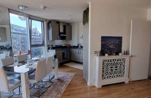 Stratford and New Town Apartment | Stunning flat by the London Olympic Park
