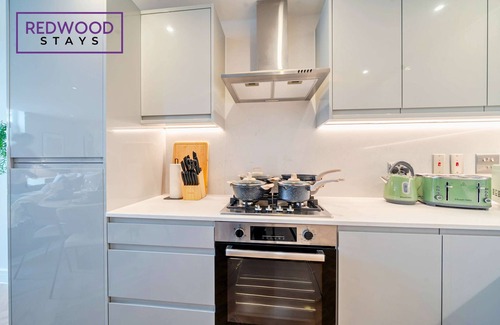 Rushmoor District Apartment | Stunning Flat, Hi-Speed WiFi, 55 Inch 4K TV