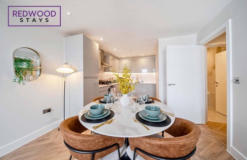 Rushmoor District Apartment | Stunning Flat, Hi-Speed WiFi, 55 Inch 4K TV