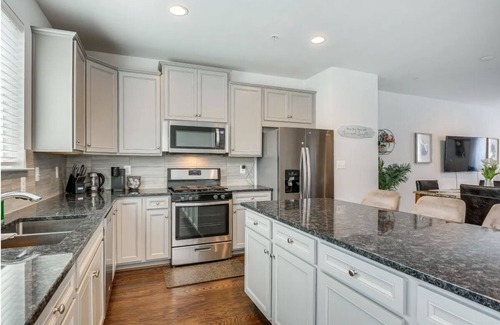 South Gate House | Stunning four-bedroom town home located in Millersville