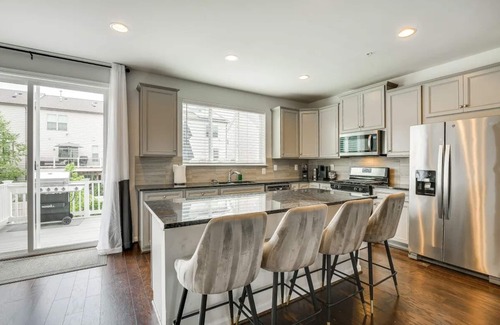 South Gate House | Stunning four-bedroom town home located in Millersville