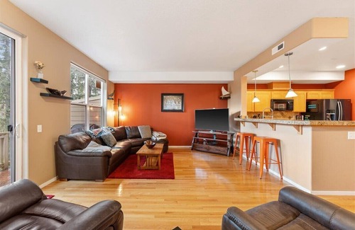 Tanasbourne House | Stunning Furnished Short-term Townhome in Amberglen of Beaverton