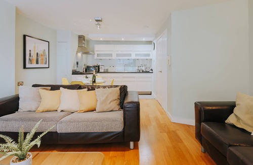 Newquay City Centre Apartment | Stunning Garden Apt, Newly Refurbished & Parking - 5 mins walk to the beach!