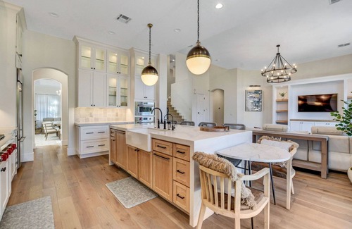 Las Vegas House | Stunning, Gated, Chef's Kitchen, Downstair's Master Suite