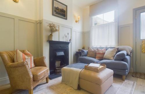 Leigh-on-Sea House | Stunning Heritage Cottage- The Heart of Old Leigh