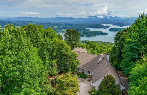 Hiawassee House | Stunning Hiawassee Hideaway with Impeccable Views!