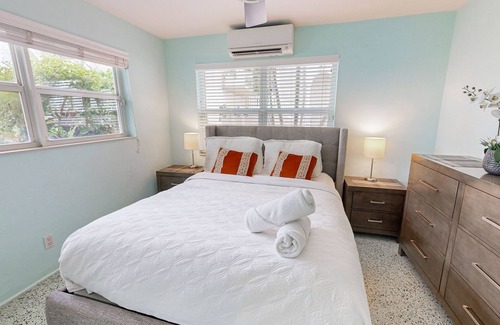 Birch Park Finger Streets House | Stunning home close to beach with large parking area, backyard, full kitchen