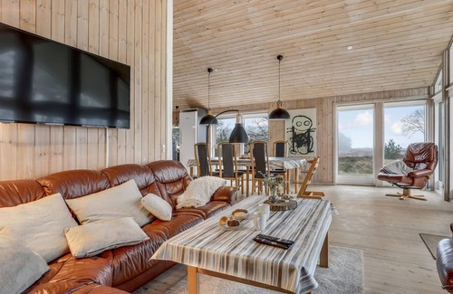 Oster Somarken House | Stunning home in Aakirkeby with WiFi