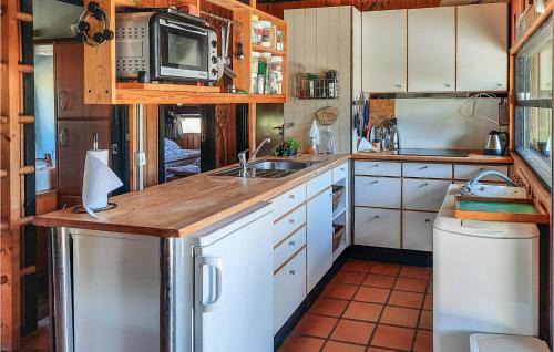 Anholt House | Stunning Home In Anholt With Kitchen