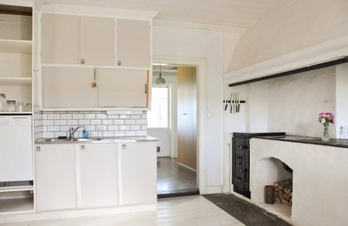 Klassbol House | Stunning home in Klässbol with kitchen