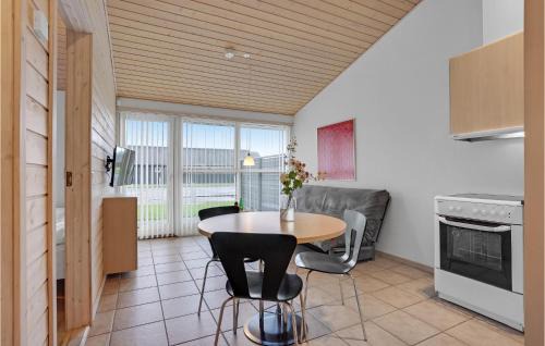 Pandrup House | Stunning Home In Pandrup With Kitchen